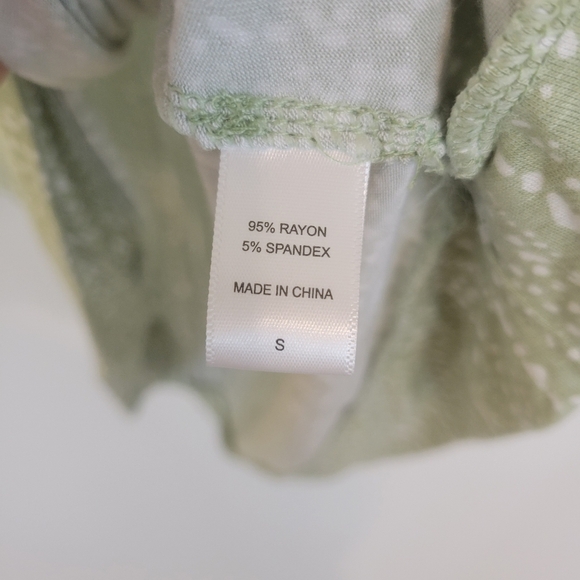 Koolaburra by UGG Green and White Rayon 3/4 Sleeve Top Small - Picture 9 of 12